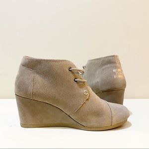 EUC TOMS Desert Tan Suede lace-up Ankle Booties Wedge Size 8.5